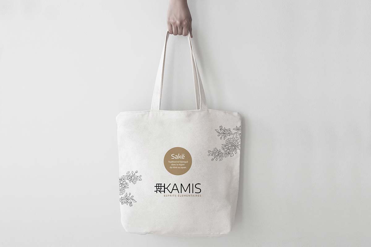 Graphisme et création de l'identité visuelle de Kamis. Réalisation de packagings pour la marque de Saké basé à Lyon.