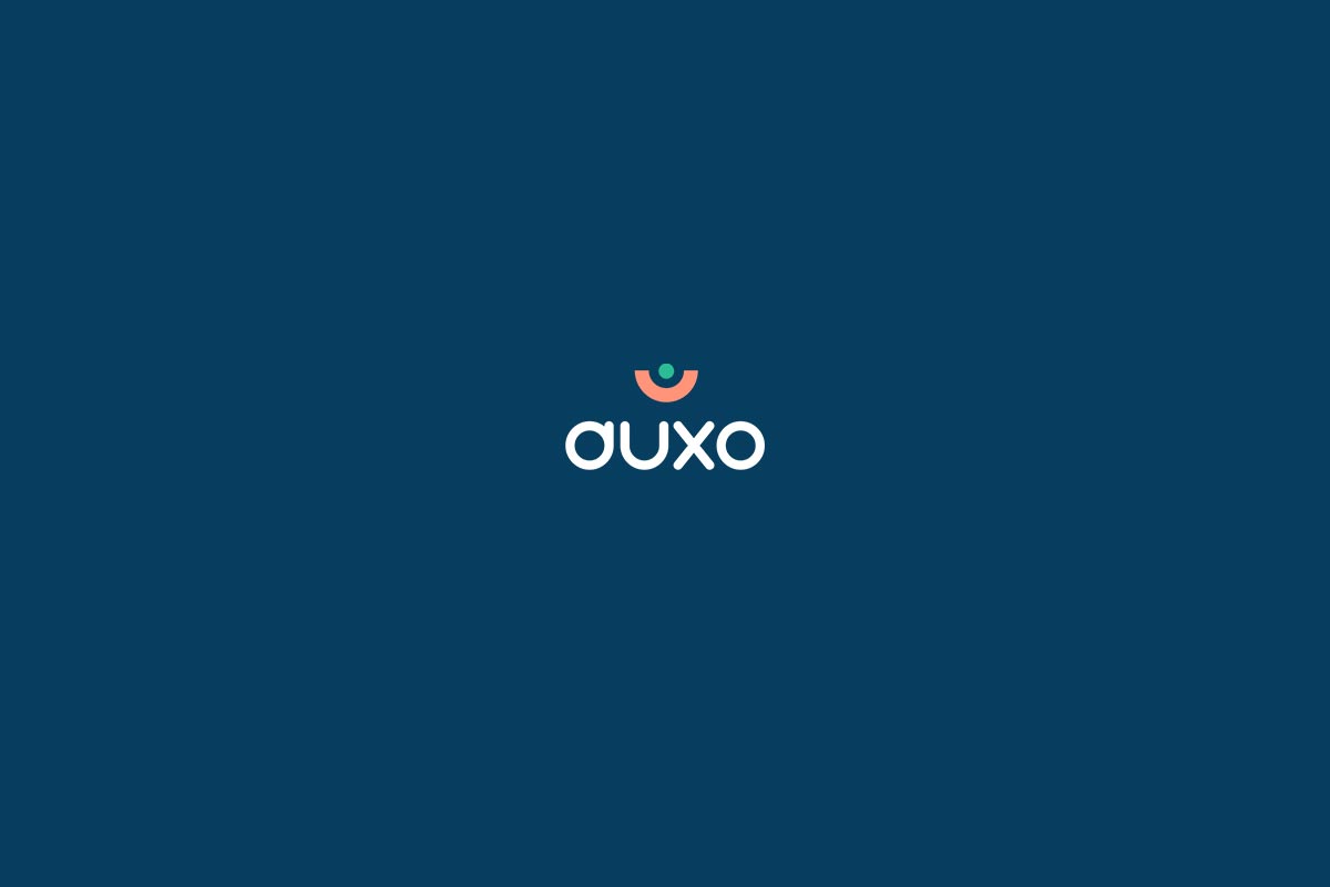 Création du logo et du branding d'Auxo. Le design du logotype est simple et sobre, notamment pour évoquer l'univers digital et produit.