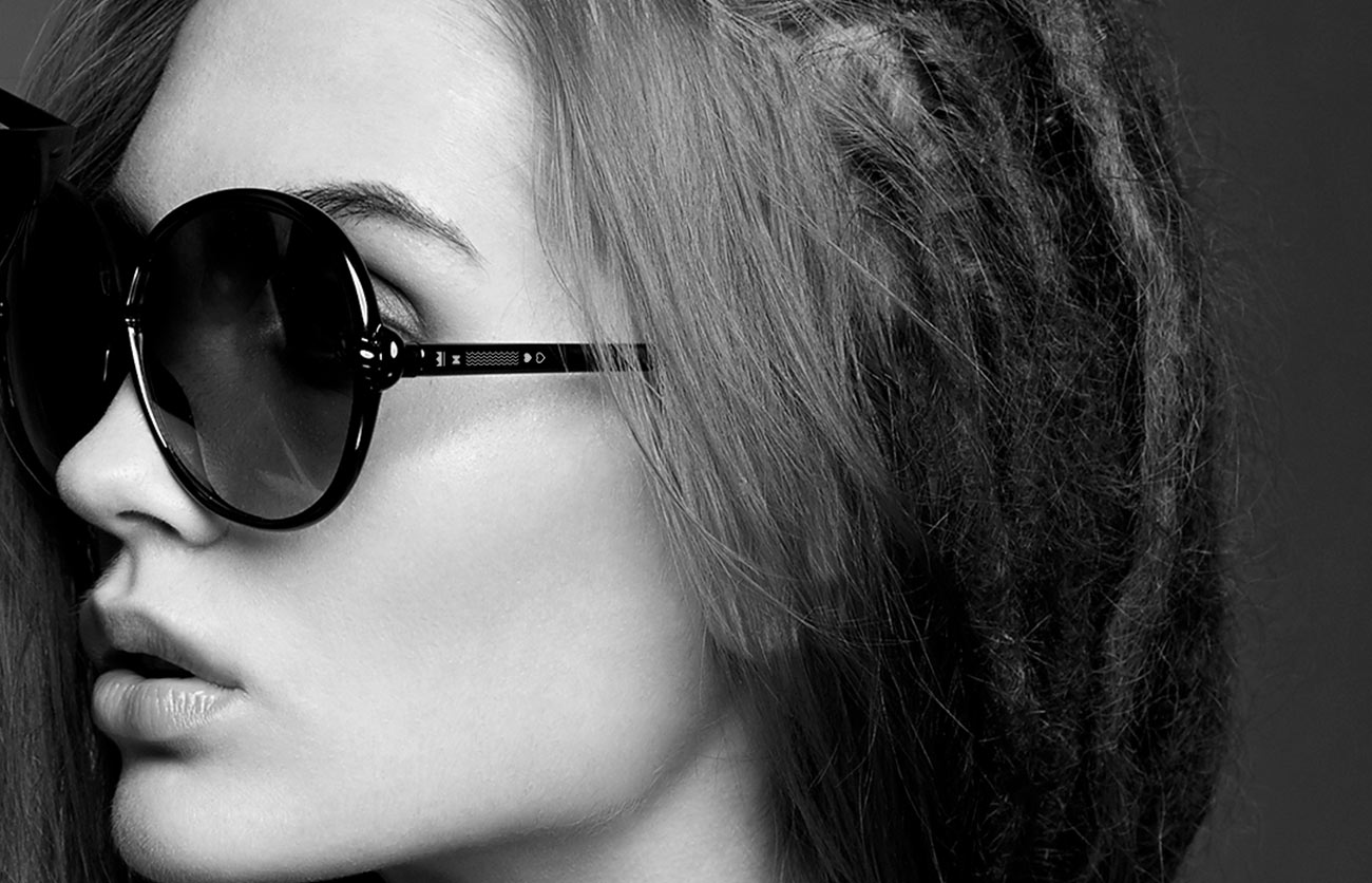 Couple de jeunes urbains portant les montures SK Collection. Direction Artistique.